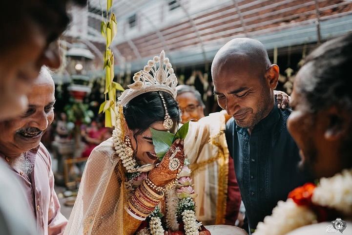 A Bengali bride (Photo: courtesy of Instagram / @wedmegood / Rang Wedding Photography)