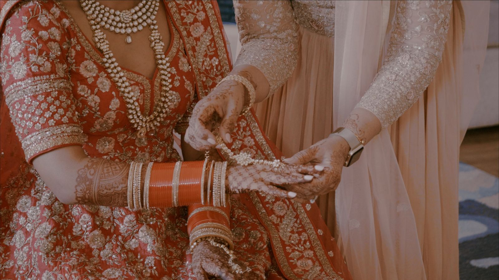 A bride wearing a traditional haathphool or hand ornamet (Photo: courtesy of aenl weddings / Unsplash)