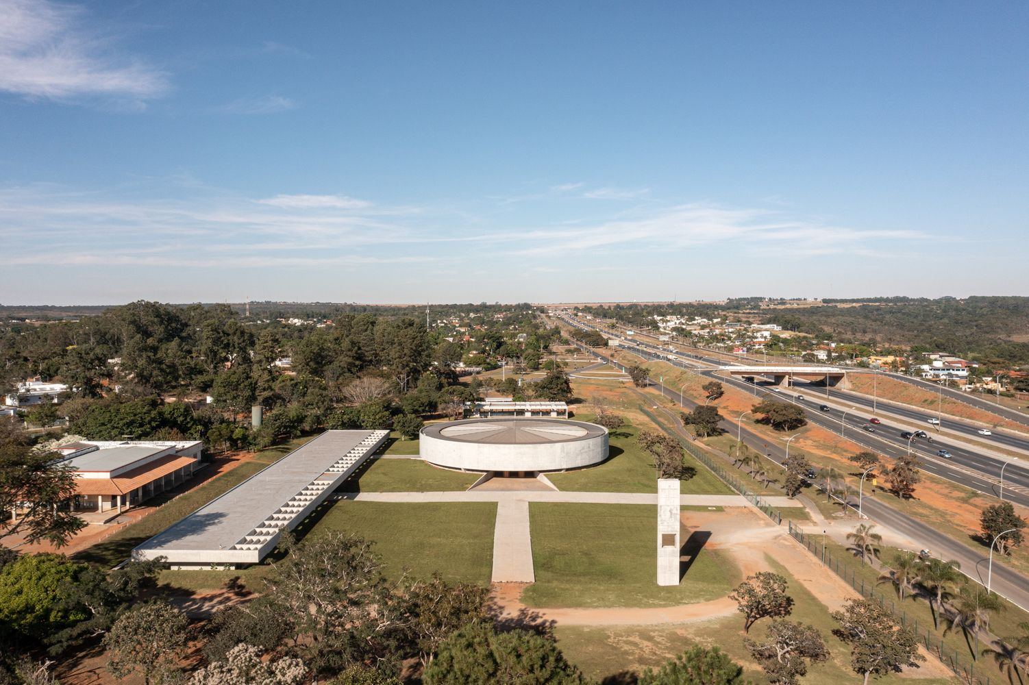 Aerial view of the parish complex revealing its relationship to the city's infrastructure and the integration of architecture into the planned urban landscape (Photo: ARQBR Arquitetura e Urbanismo)