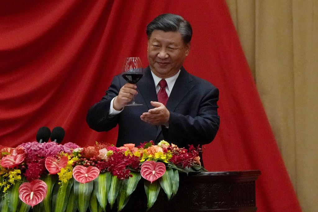 Chinese President Xi Jinping is visiting Malaysia for a few days, and this is a list of where he should eat at (Photo by Andy Wong-Pool/Getty Images)
