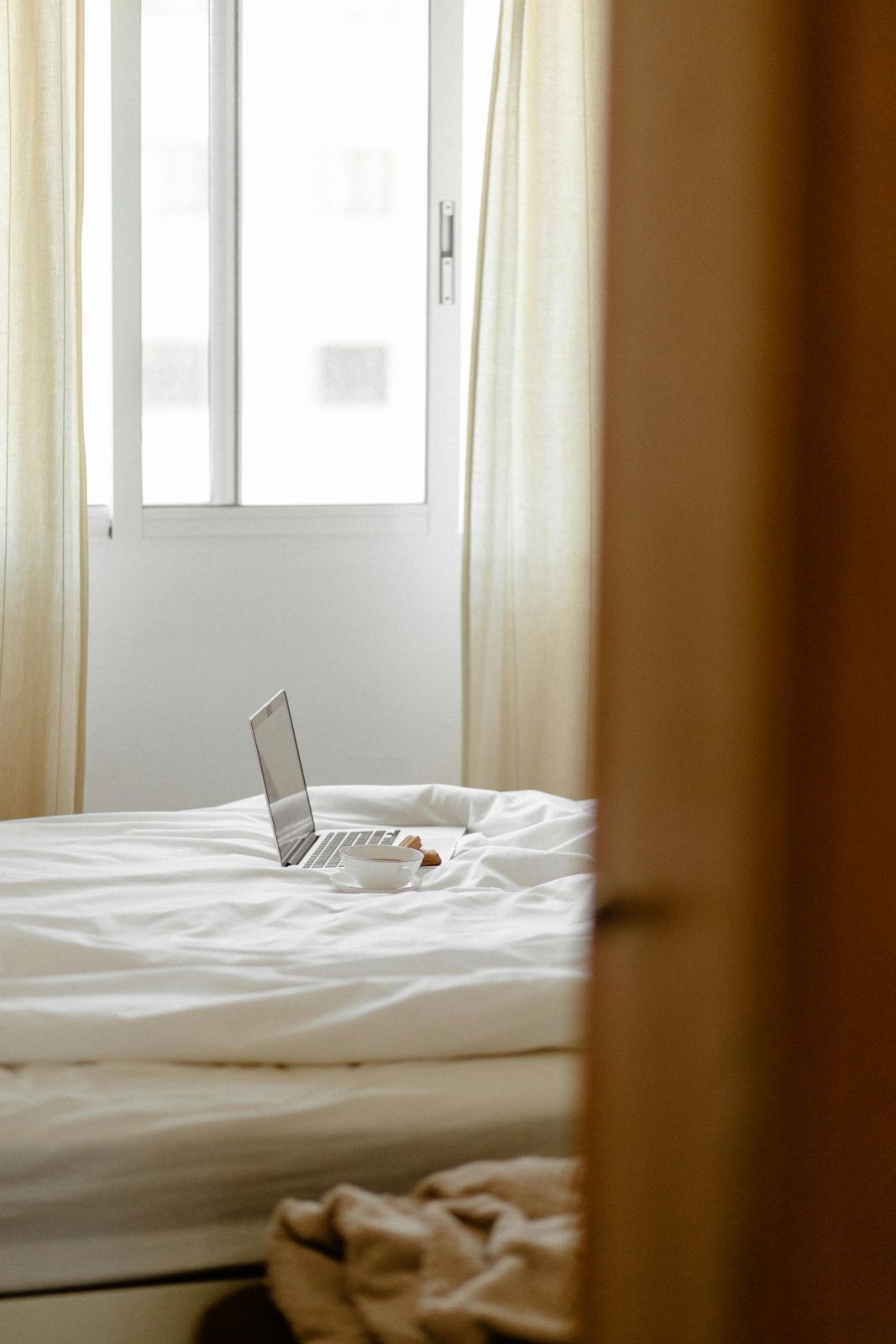 Swap heavy bedding for lighter fabrics for a heat-proof bedroom (Photo: Nataliya Vaitkevich/Pexels)