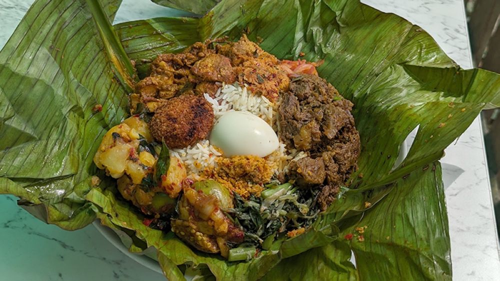 Delicious parboiled rice with rich and spicy curries (Image: Malay Mail)