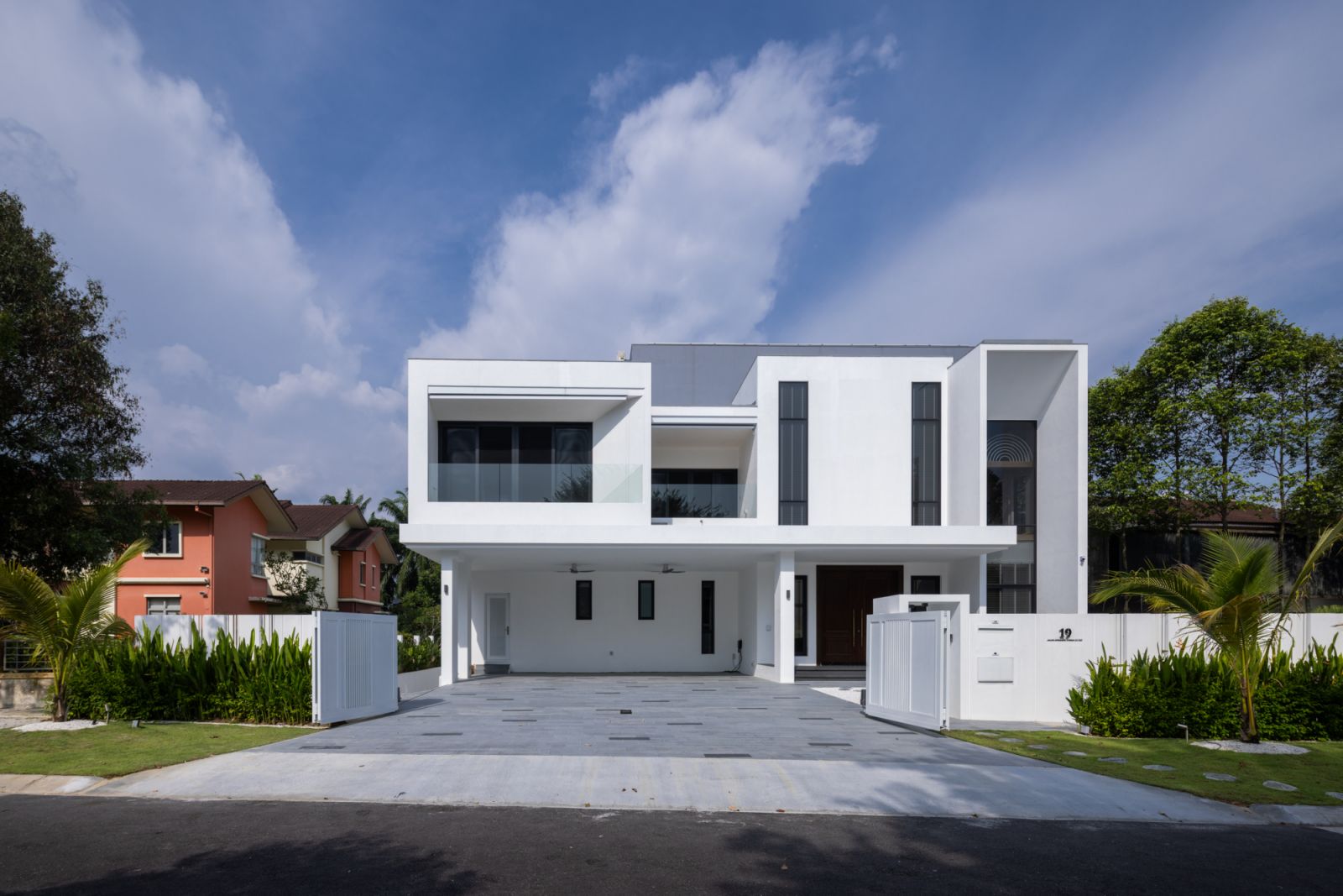 Clean, geometric façade of the modern-classic bungalow featuring crisp white volumes, strategic window placement, and balanced proportions