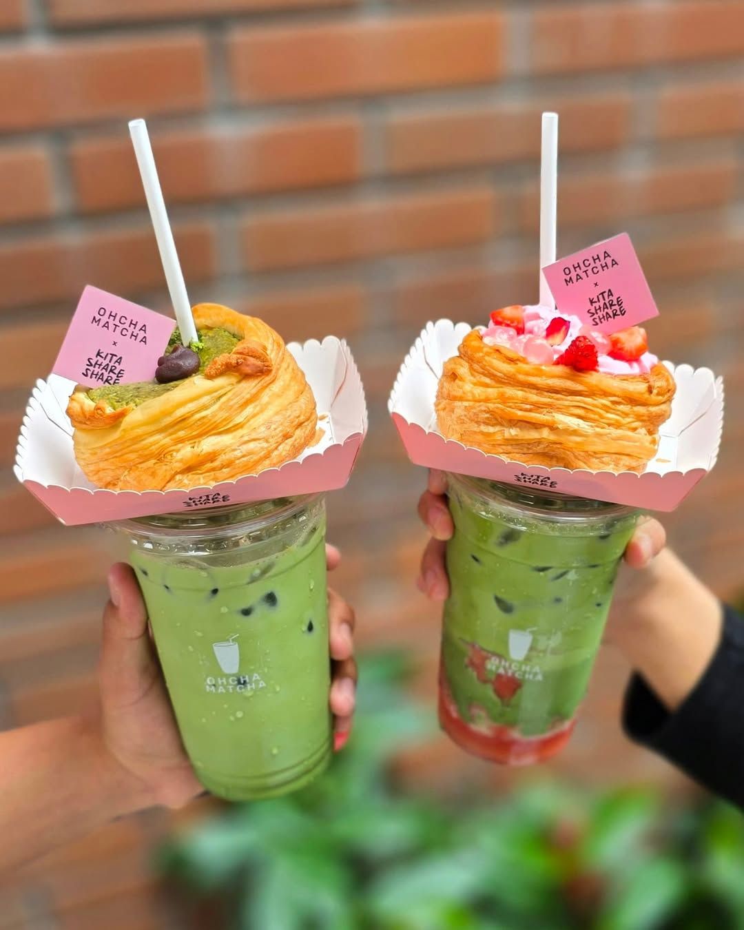 Oh Cha Matcha's exclusive Matcha Latte with Matcha Red Bean Cronest and Strawberry Matcha Latte with Sakura Boba Rose Cronest (Photo: Instagram / @