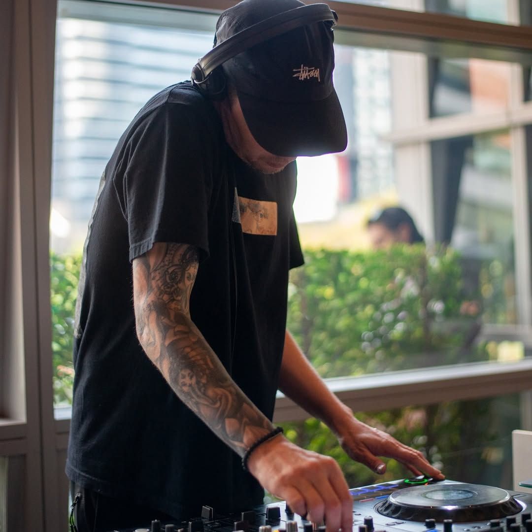 เพิ่มบรรยากาศปาร์ตี้กับดนตรีสดจากดีเจที่ W Does Brunch
