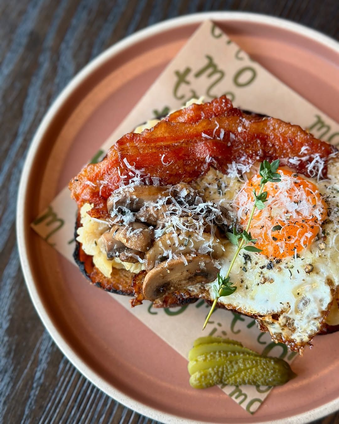 Celeriac & Egg Toast ที่ใช้รากเซเลอรี่นำเข้าผัดกับเห็ด เบคอนกรอบ และไข่ดาว เสิร์ฟบนขนมปังซาวร์โดว์หอมกรุ่น (ภาพ: Instagram / @timo_sathorn)