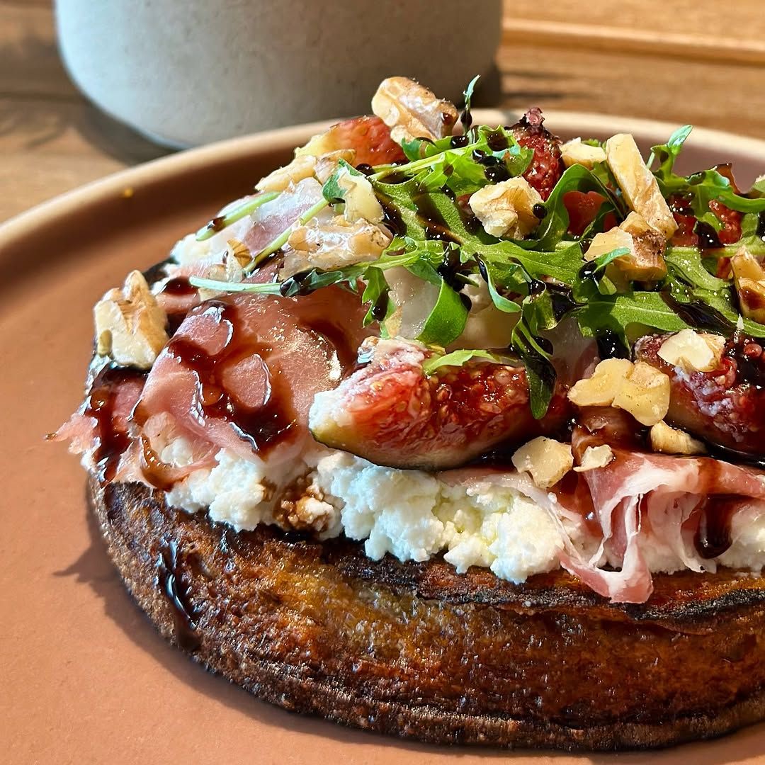 Fig & Prosciutto Open Toast มะเดื่อสดฉ่ำ จับคู่กับพรอสชุตโตเค็มนุ่ม ริคอตต้าชีสเนื้อครีม ราดด้วยน้ำผึ้งหอมหวานและบัลซามิกกลิ่นละมุน บนโทสต์โฮมเมดกรอบนอกนุ่มใน (ภาพ: Instagram / @timo_sathorn)