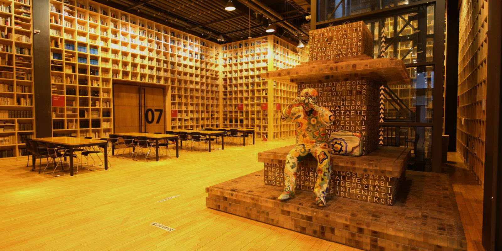 พื้นที่ทางวัฒนธรรม ‘Forest of Wisdom’ ในเมืองหนังสือแห่งพาจู (Paju Book City) ตั้งอยู่บนชั้น 1 ของศูนย์ข้อมูลการพิมพ์และวัฒนธรรมเอเชีย (The Asia Publishing and Culture Information Center) ทำหน้าที่เป็นห้องสมุดส่วนกลางที่รวบรวม อนุรักษ์ จัดการ และจัดแสดงหนังสืออันทรงคุณค่า (ภาพ: Paju Book City)