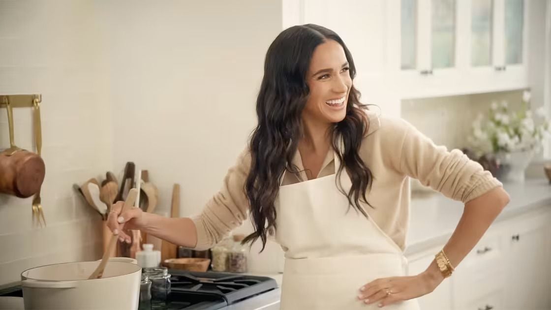 Meghan Markle cooking in a Meringue Le Creuset pot (Phoyo: Netflix)