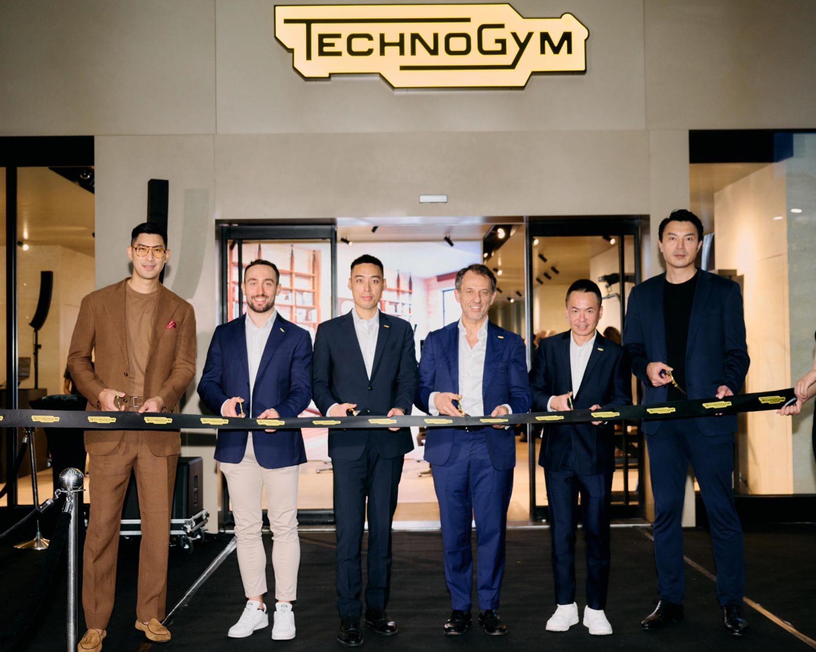 (左起)毛加恩、Technogym亞太區資深經理Andrea Mariani、弘雋國際總監饒祐臣與Technogym副總裁Mr. Pierluigi Alessandri、弘雋國際董事長葉哲宏、陳信安一同為開幕剪綵。