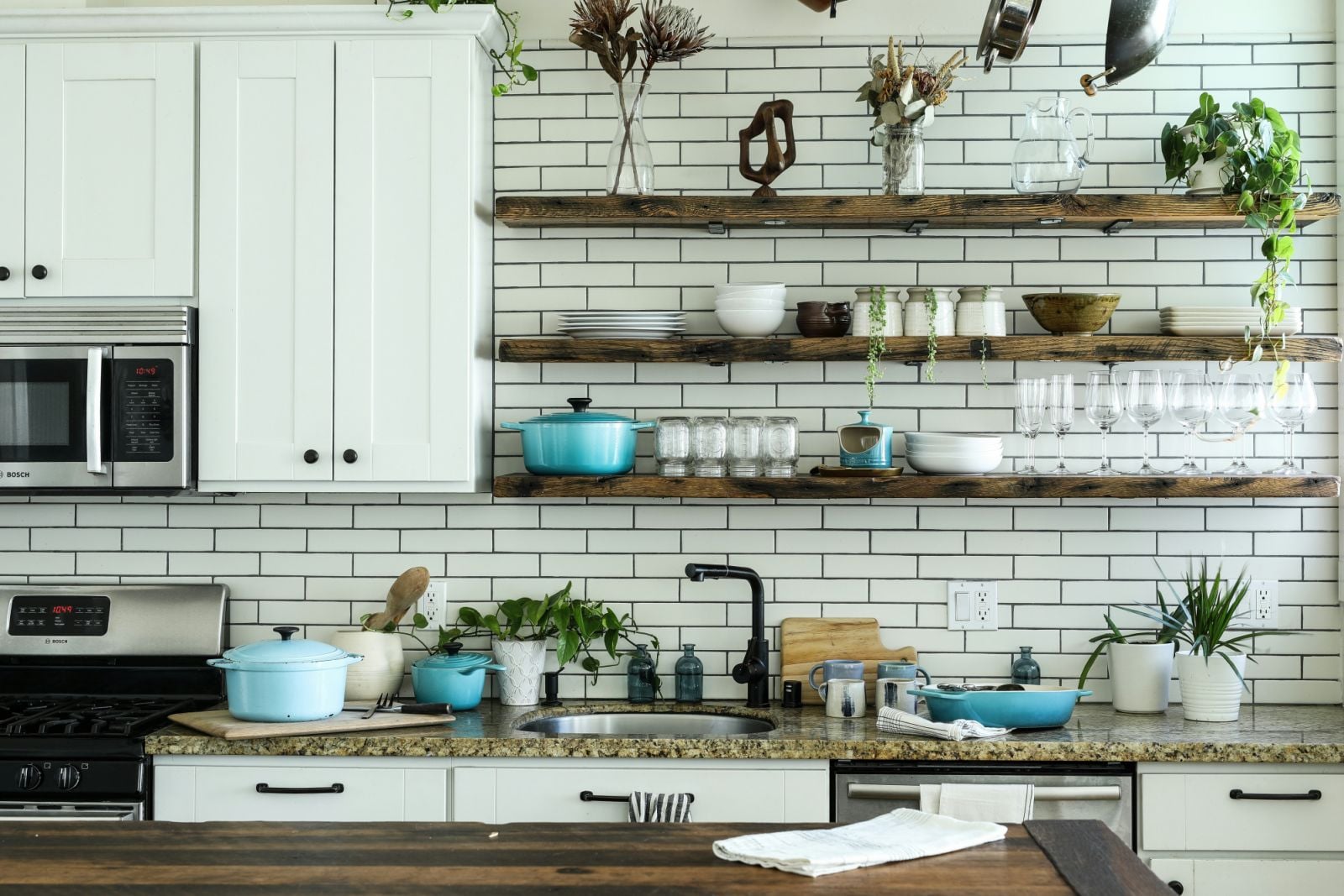 Le Creuset cookware has become as essential to stylish home design as it is to serious cooking (Photo: Unsplash/Odiseo Castrejon)