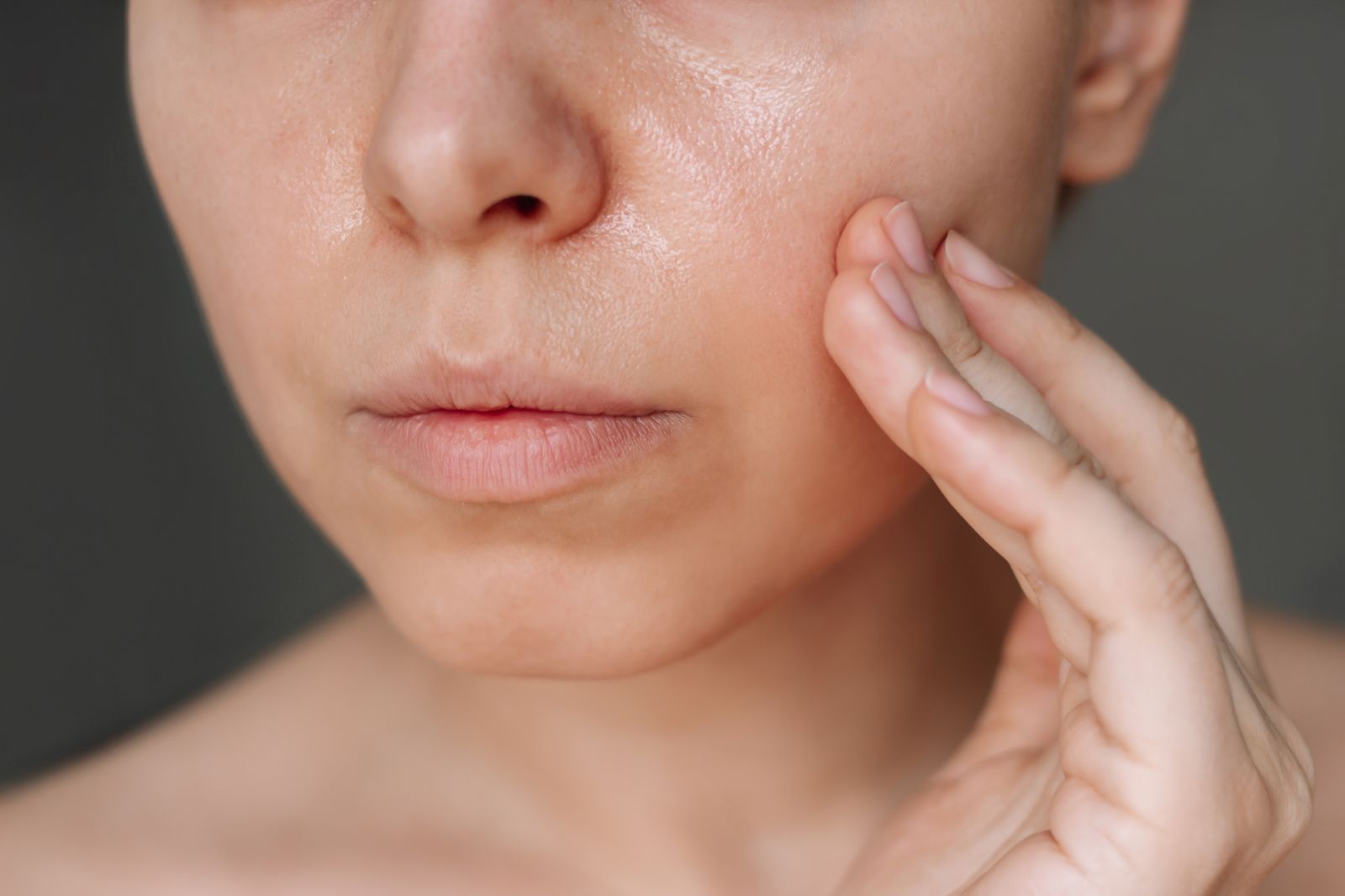 If shine control is your daily struggle, a mattifying sunscreen is your best friend (Photo: Getty Images)