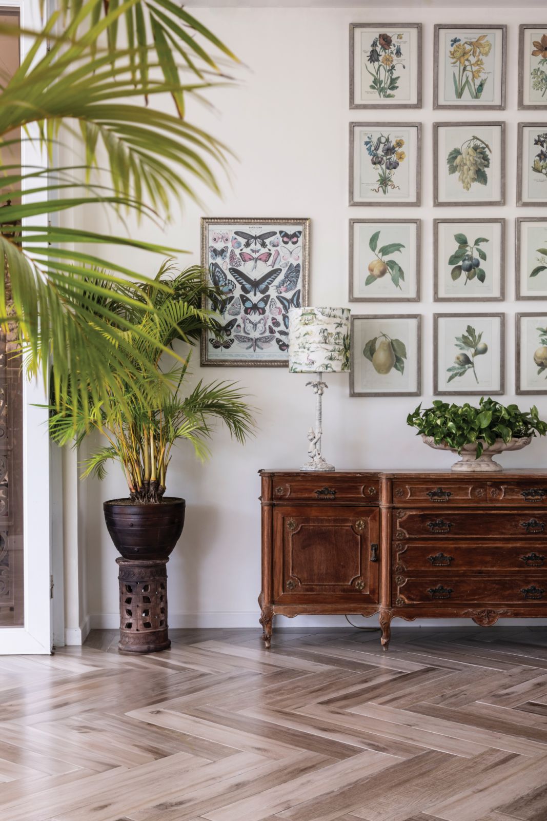 A console table topped with a lamp designed by Boschi