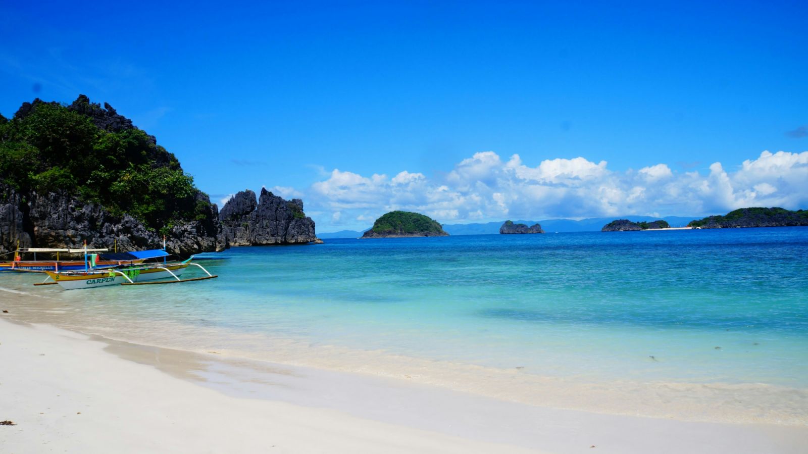 Caramoan beach under the summer sun (Photo: Unsplash/Jano Boscher)