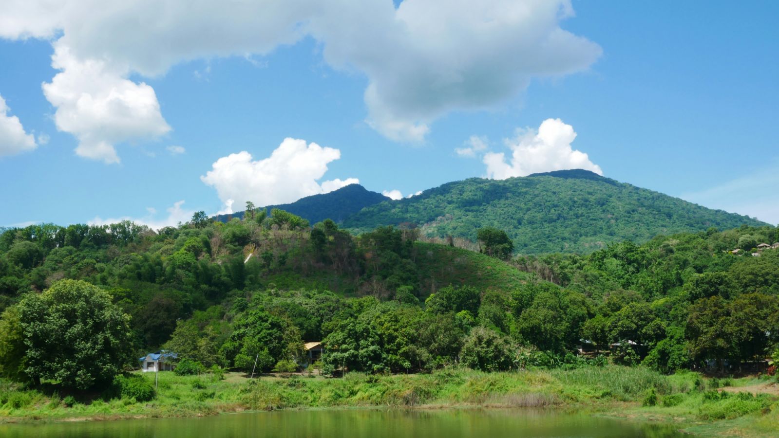 A view of Mt. Arayat (Photo: Unsplash/Jean Occeña)