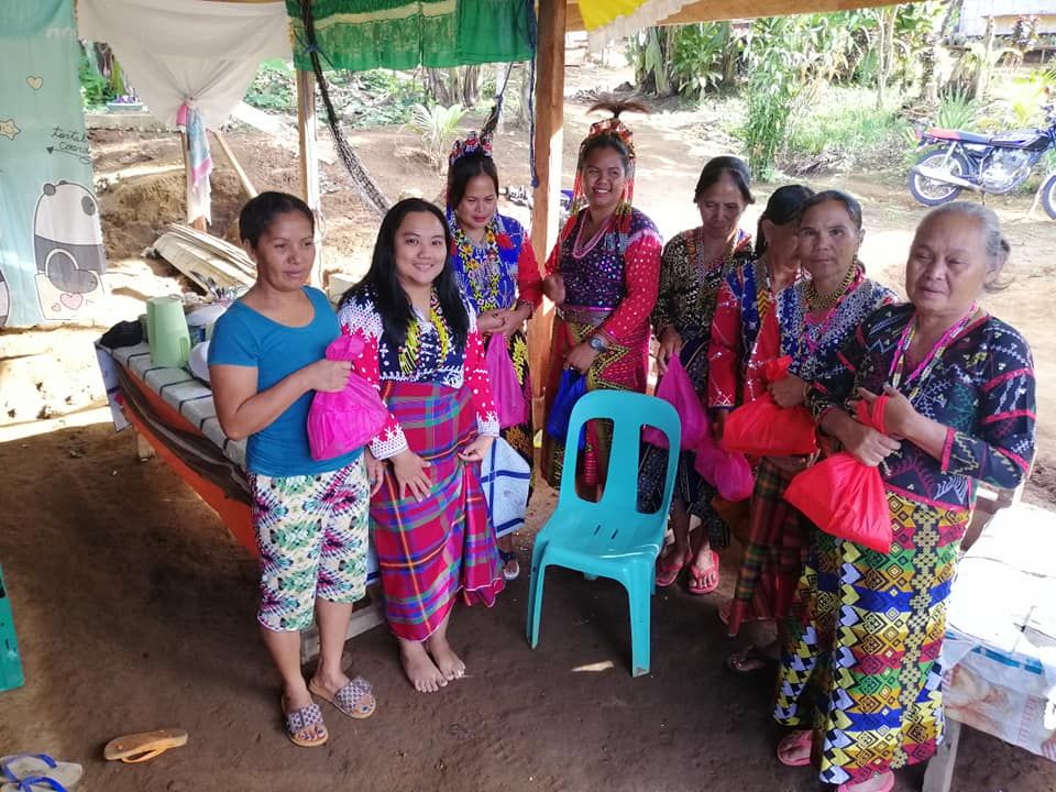 Elizabeth Quijano with members of the indigenous community