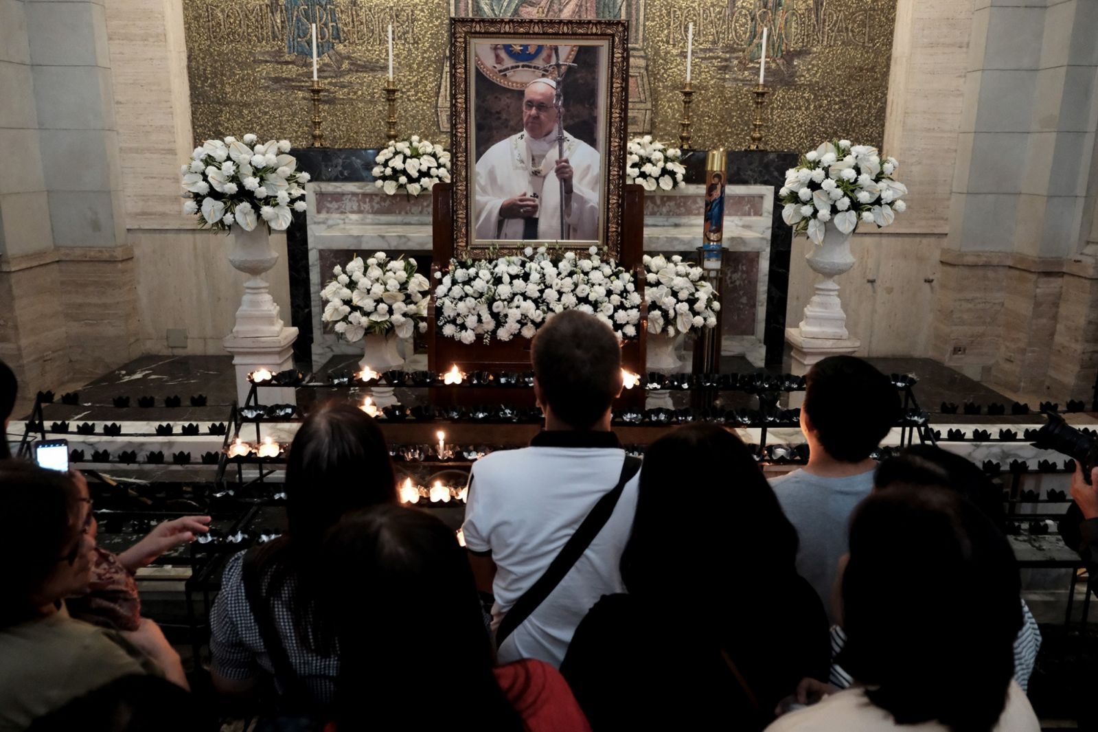 Filipinos pray before a portrait of Pope Francis at a chapel inside the Manila Cathedral (Photo: CBCP News)