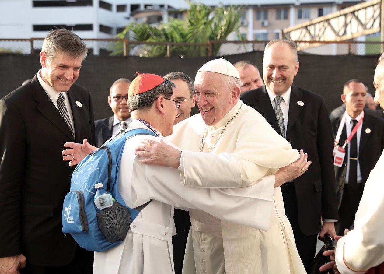 Cardinal Tagle greets Pope Francis during World Youth Day in Panama City (Photo: CBCP News)