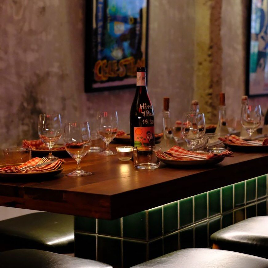 Mod Kaew Wine Bar ไวน์บาร์ที่เป็นกันเองและคัดสรรไวน์ low-intervention กว่า 100 ฉลากจากทั่วโลก โดยเฉพาะเนเชอรัลไวน์จากฝรั่งเศสและสเปน (ภาพ: Instagram / @modkaewbkk)