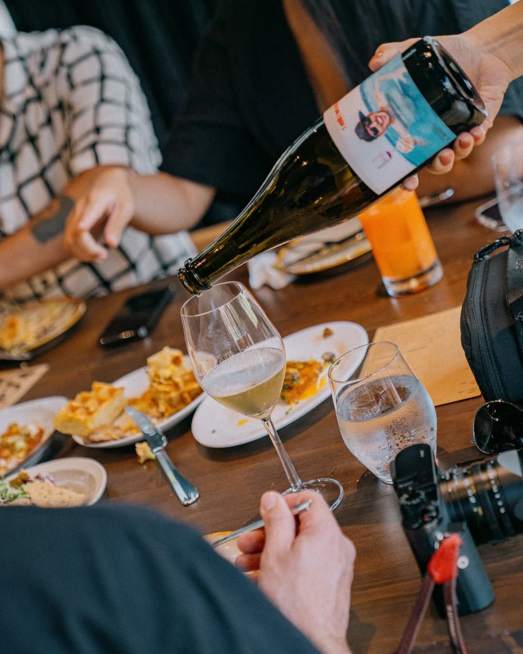 Feral Wine Bar ไวน์บาร์ที่เสิร์ฟเนเชอรัลไวน์ที่มีหลากหลายไปจนถึงสาย Pét-Nat และออเรนจ์ไวน์จากทั่วโลก รวมถึงคลาสสิกค็อกเทล (ภาพ: Instagram / @feral.winebar)