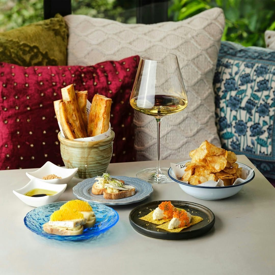 อาหารที่ Must Wine Bar มีเสิร์ฟตั้งแต่ Bar Bites ไปจนถึงเมนูจริงจัง และในวันเสาร์อาทิตย์ก็ยังมีบรันช์ให้บริการอีกด้วย โดยทุกจานคิดมาเพื่อให้เข้ากับไวน์ชนิดต่างๆ ที่เสิร์ฟอยู่ในร้าน (ภาพ: Instagram / @must.winebar)