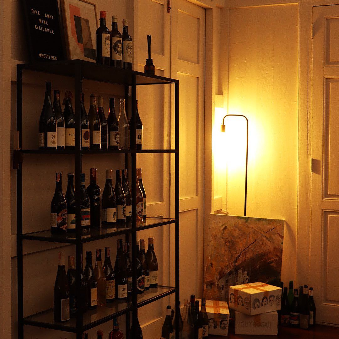 Botti Wine Bar ไวน์บาร์ขนาดกะทัดรัดแห่งนี้ตั้งอยู่บนชั้น 2 ของบ้านไม้โบราณอายุร่วม 140 ปี ที่เต็มไปด้วยเสน่ห์เฉพาะตัว ตั้งแต่บรรยากาศคลาสสิก วินเทจ และเป็นกันเอง (ภาพ: Instagram / @botti.bkk)