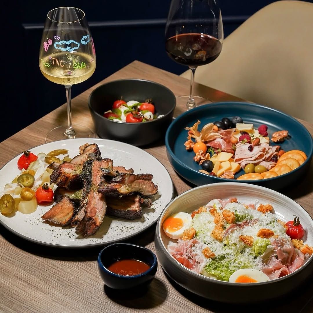 The Bottleman Wine Bar โดดเด่นด้วยลิสต์ไวน์ที่มีตัวเลือกไวน์กว่า 170 ฉลากจากทั่วโลก มีทั้งคลาสสิกและเนเชอรัลไวน์ โดยเจ้าของร้านมีประกาศนียบัตร WSET Level 3 จากลอนดอน (ภาพ: Instagram / @the.bottleman)