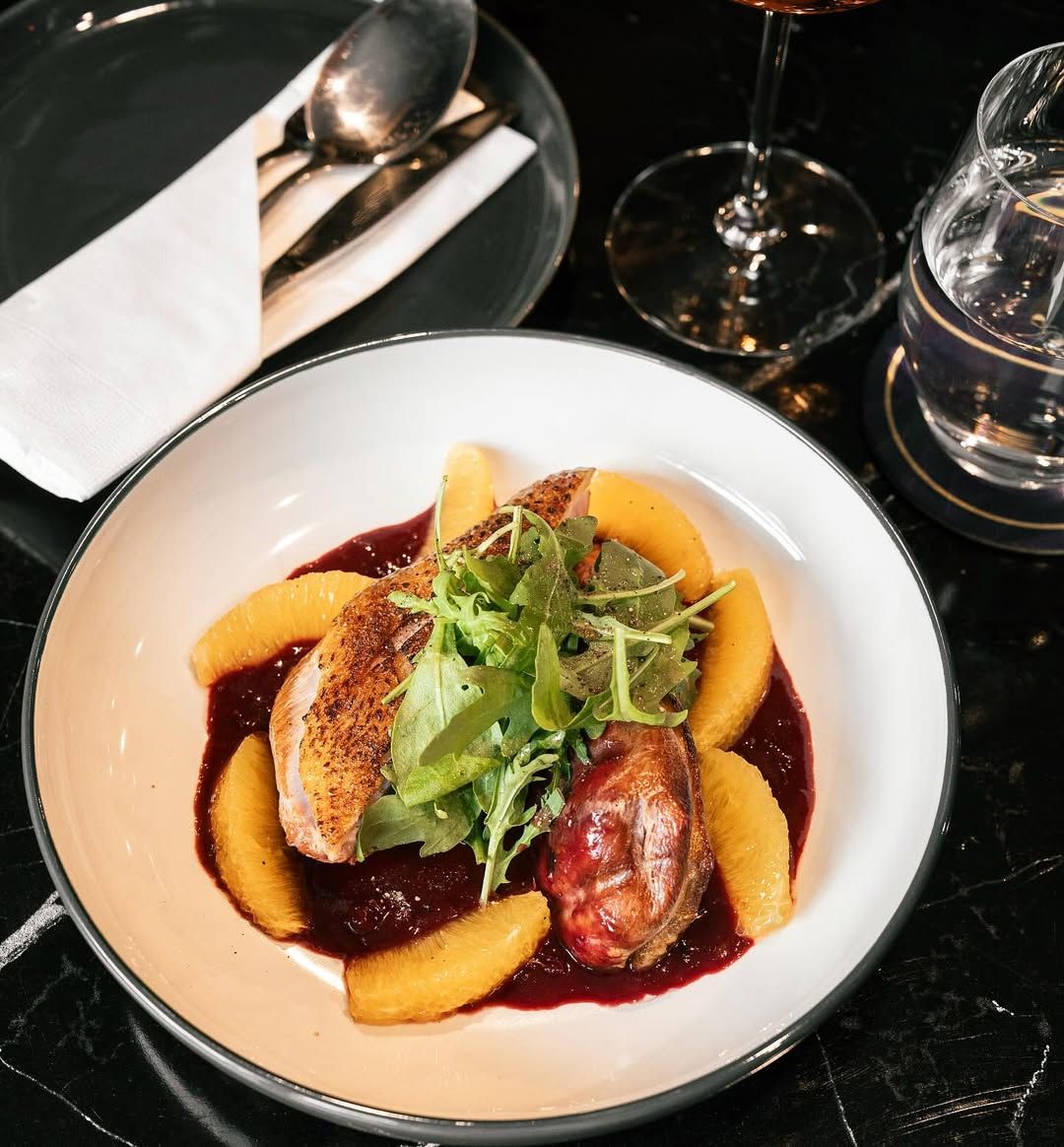 Smoked Duck Breast & Cranberry Jus อกเป็ดรมควันหอมกลิ่นไม้ หนังกรอบ เสิร์ฟกับส้มสดและซอสแครนเบอร์รี่เข้มข้น จาก The Bottleman Wine Bar (ภาพ: Instagram / @the.bottleman)