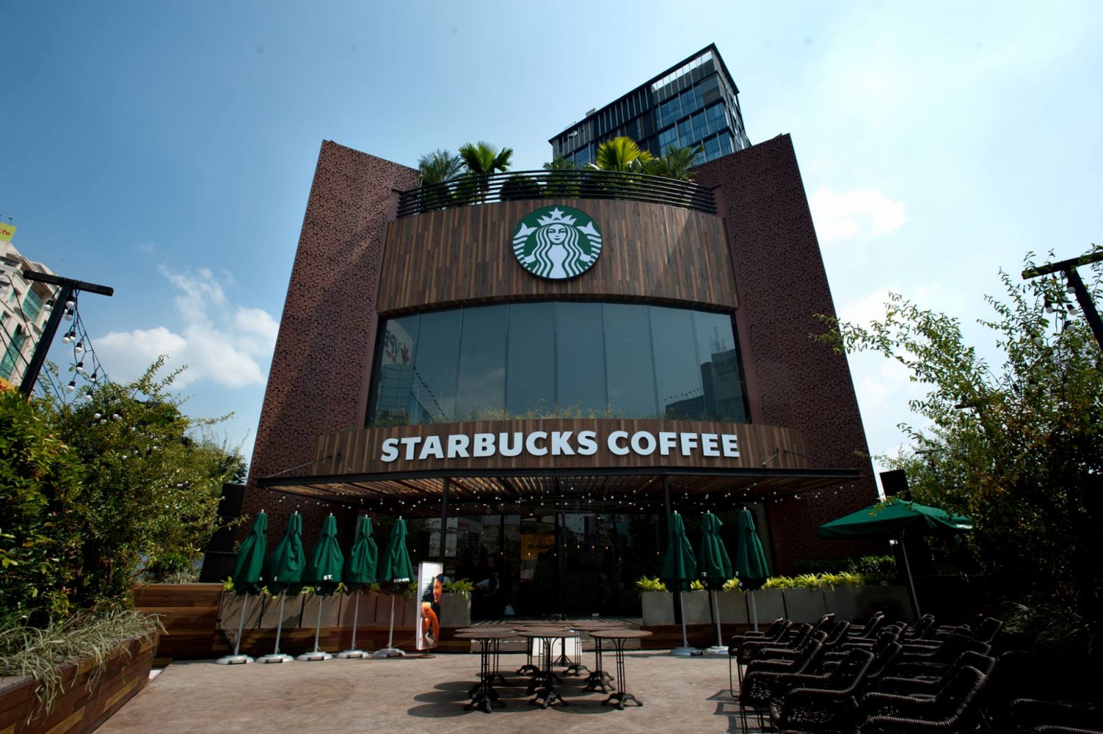 In 2013, Starbucks made its Vietnamese debut in the lobby of the New World Hotel, at the lively Phu Dong intersection (photo: Facebook/Starbucks Vietnam)