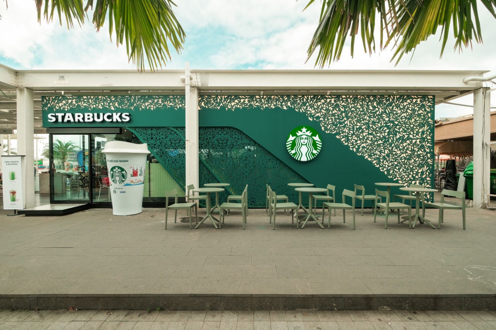 Starbucks Waterbus Bach Dang has become a sought-after spot, particularly during the National Day fireworks (photo: Facebook/Starbucks Vietnam)