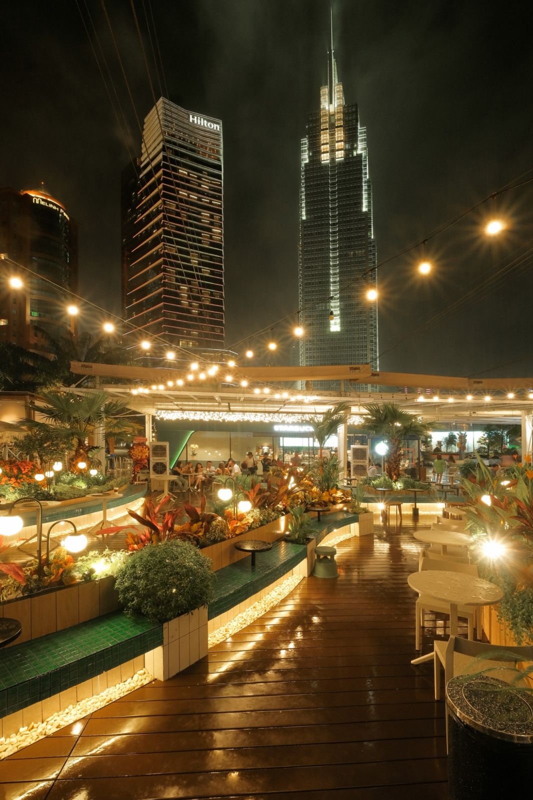 Starbucks Waterbus Bach Dang has become a sought-after spot, particularly during the National Day fireworks (photo: Facebook/Starbucks Vietnam)