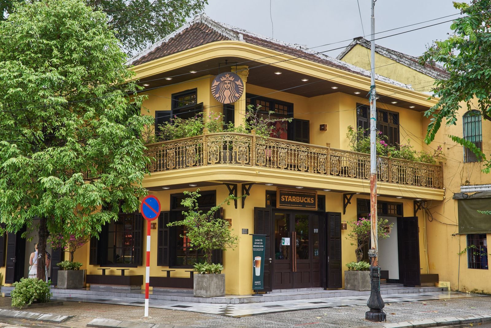 Set at 40 Tran Hung Dao, Starbucks Hoi An offers a distinctive experience—where global presence meets a heritage backdrop (photo: Facebook/Starbucks Vietnam)