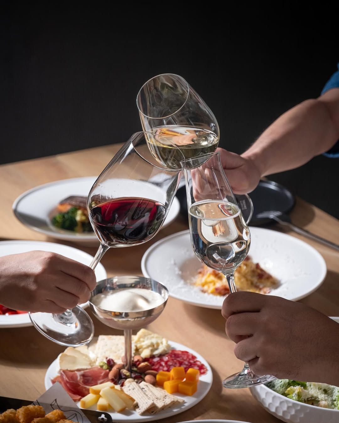 Figure Ground Wine Bar ที่มาพร้อมลิสต์ไวน์ที่คัดสรรมาแล้วกว่า 30 ฉลาก ไม่ว่าจะเป็น sparkling, ไวน์ขาว, ไวน์แดง ไปจนถึงเนเชอรัลไวน์ โดยเน้นไวน์ที่ดื่มง่าย (ภาพ: Instagram / @figureground.winebar)