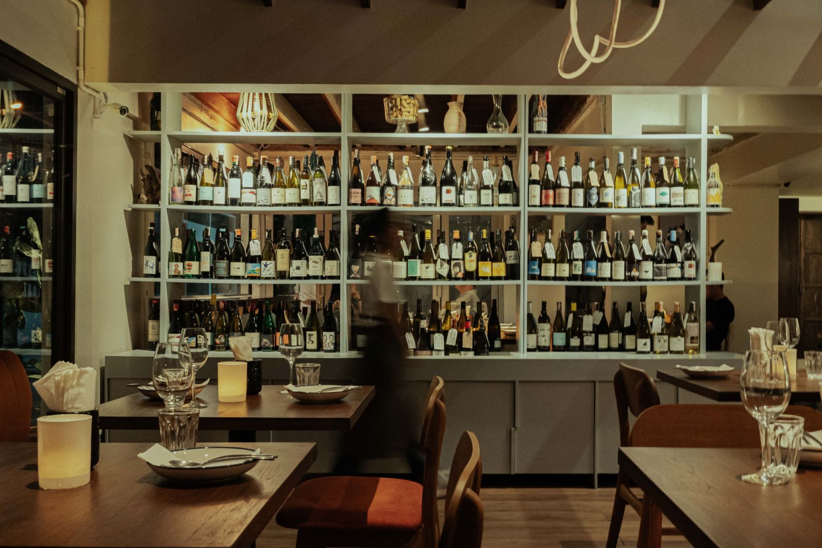 ตู้โชว์ไวน์ที่มีลิสต์ไวน์หลากหลายตัวเลือกตั้งแต่เนเชอรัลไวน์ ไปจนถึง Low Intervention Wine ที่คัดสรรโดยเจ้าของร้านด้วยตัวเอง (ภาพ: Saam)