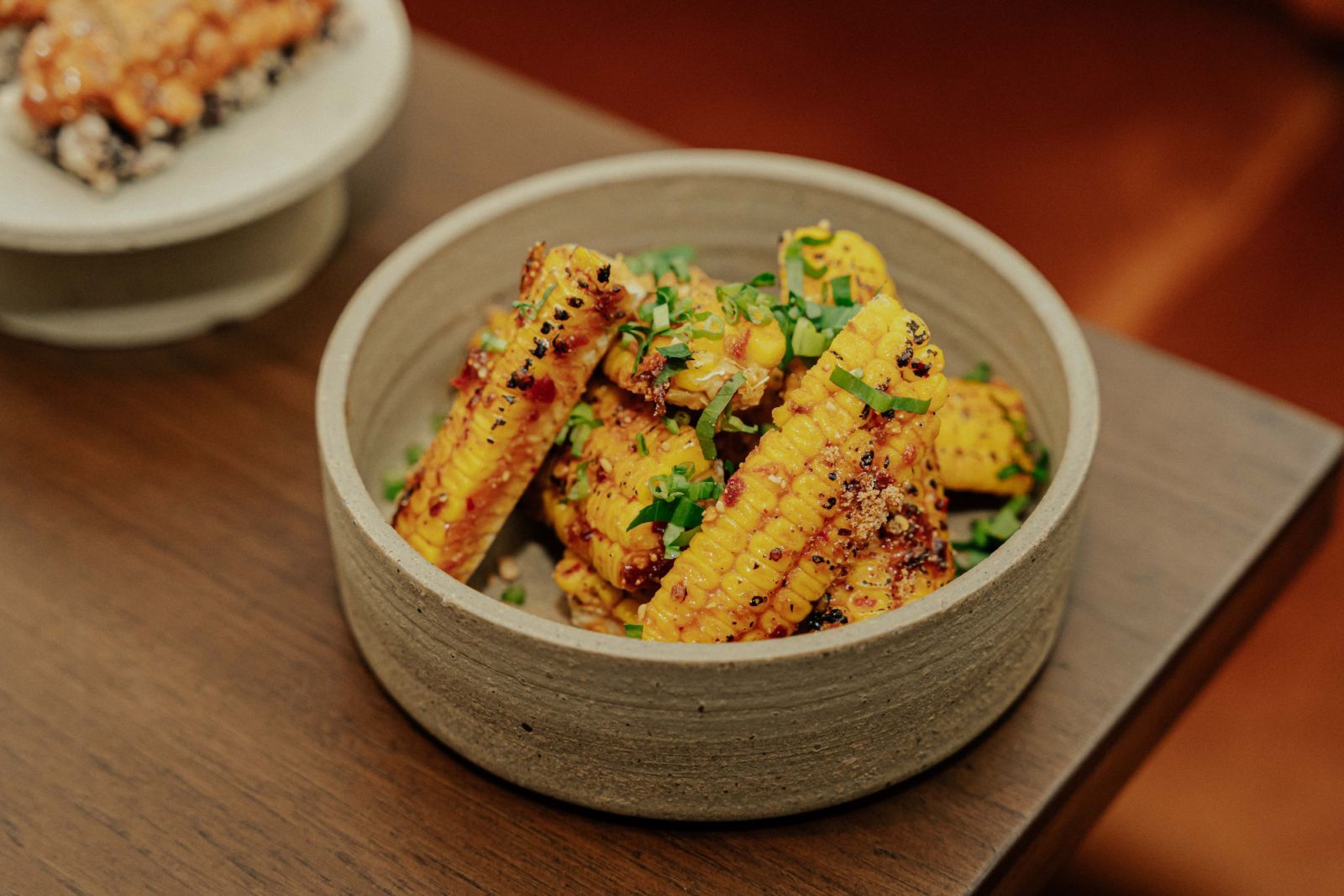 เมนู Jon's Tom-Yum Charcoal-Grilled Corn Ribs คอร์นริบส์สไตล์ออสซี่หอมกลิ่นย่างเตาถ่าน ผสานรสชาติเข้มข้นแบบต้มยำไทยจากร้าน Saam (ภาพ: Saam)