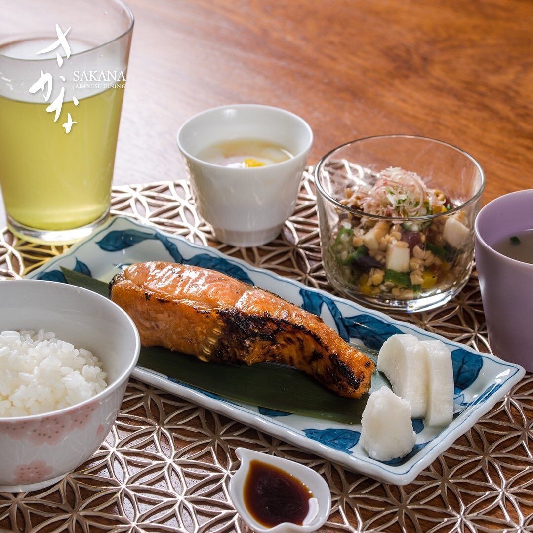 Serving all-day long breakfast sets, Japanese style (Photo: Instagram / @sakana_my)