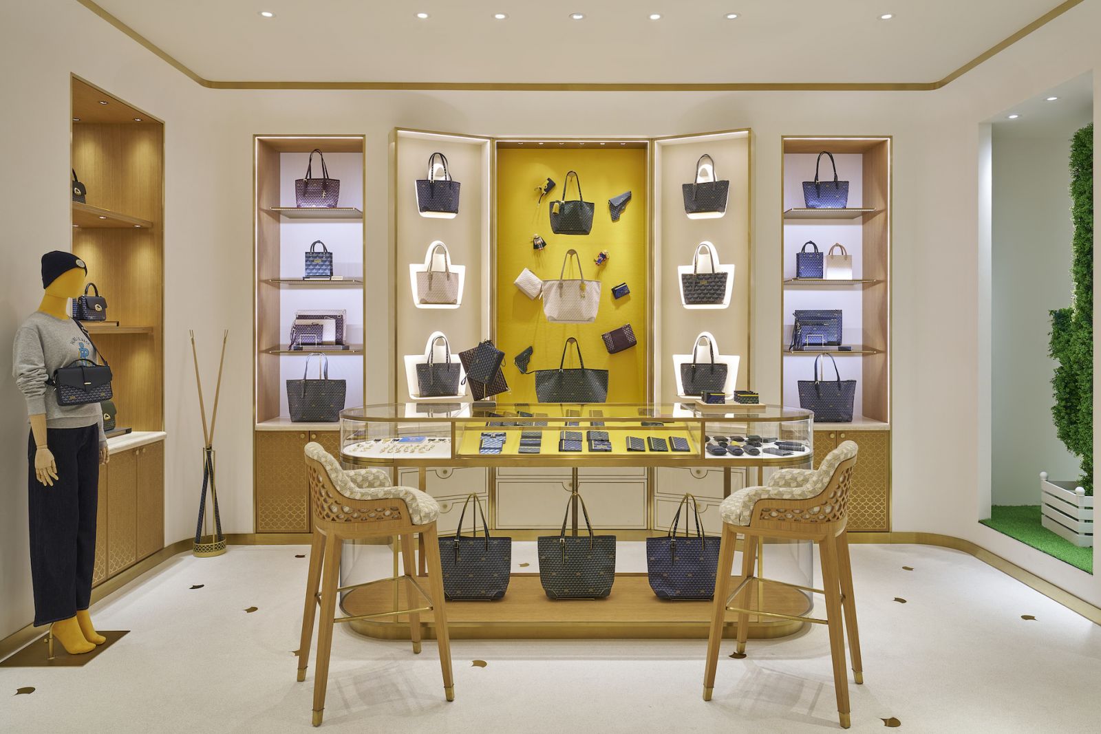 The brand’s iconic Écailles motif (scale motif)is a recognisable signature that features on iconic Daily Battle, Fauré Le Page unisex Tote collection