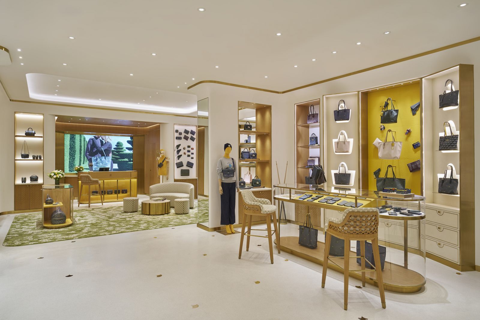 All Fauré Le Page creations are made in Paris, in the hands of skilled craftsmen of various expertise