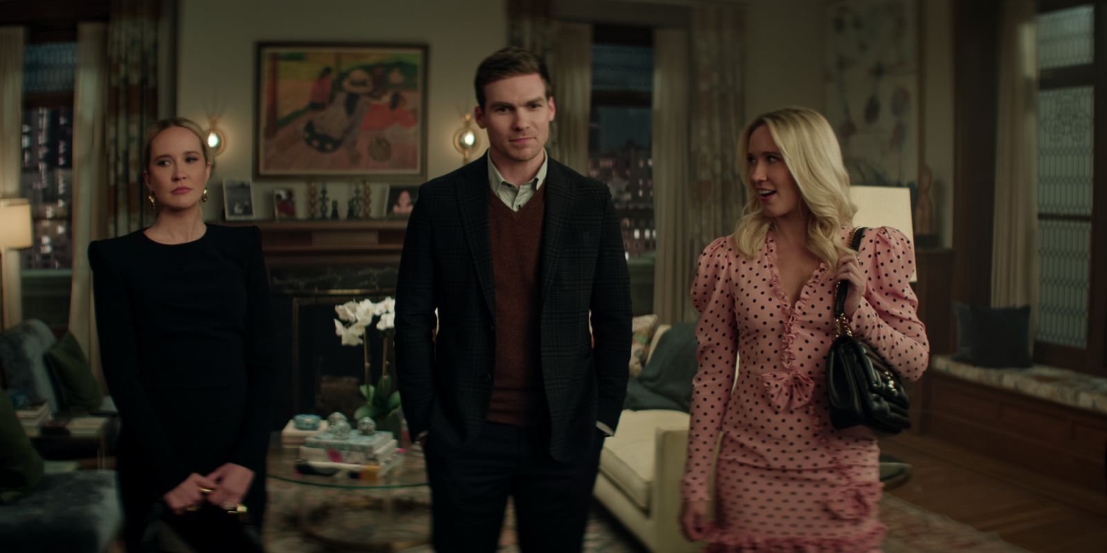 You. (L to R) Anna Camp as Reagan Lockwood, Pete Ploszek as Harrison, Anna Camp as Maddie Lockwood in episode 502 of You. (Photo:Netflix《安眠書店》劇照)