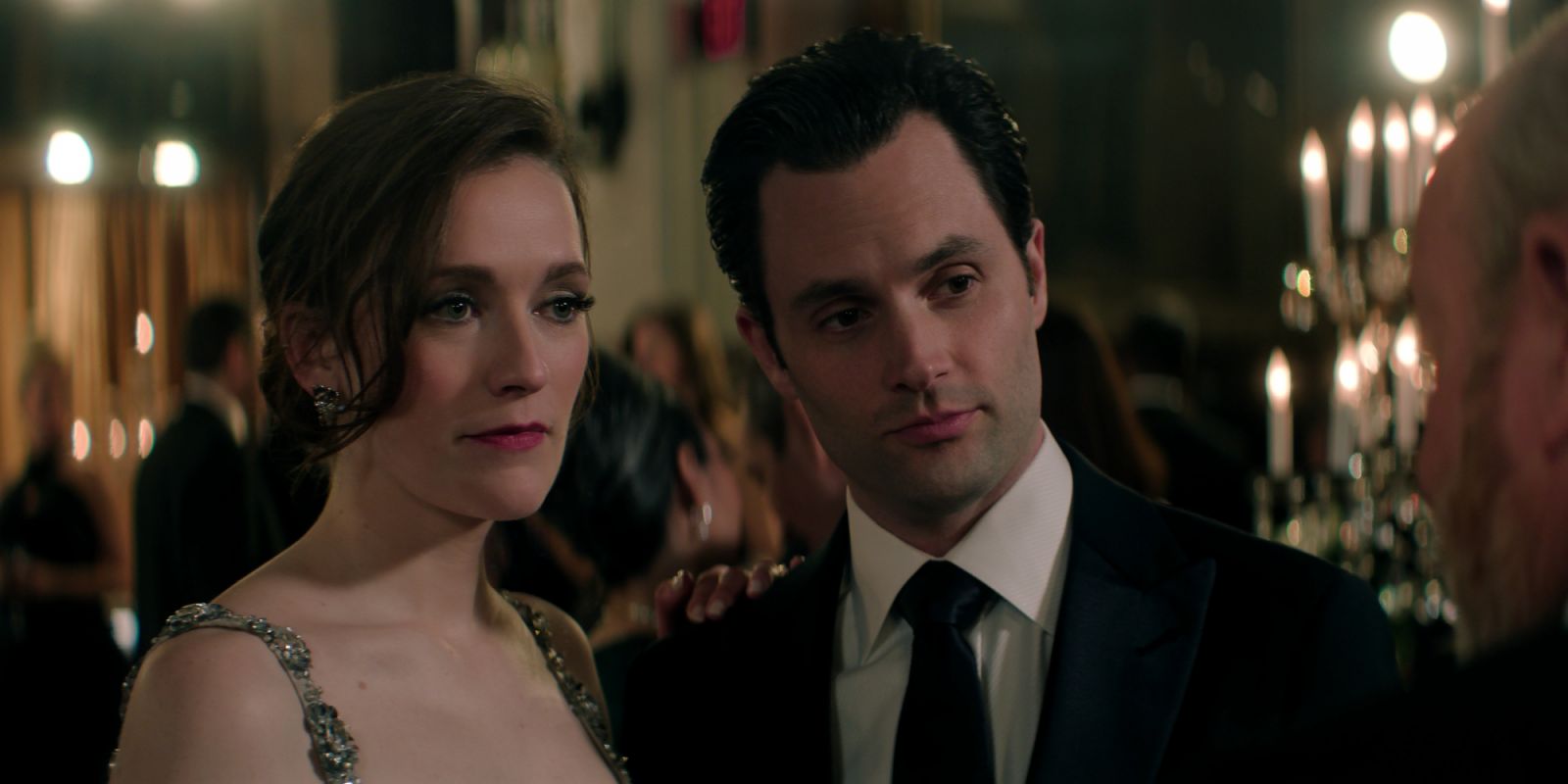 You. (L to R) Charlotte Ritchie as Kate Lockwood, Penn Badgley as Joe Goldberg in episode 501 of You.(Photo:Netflix《安眠書店》劇照)
