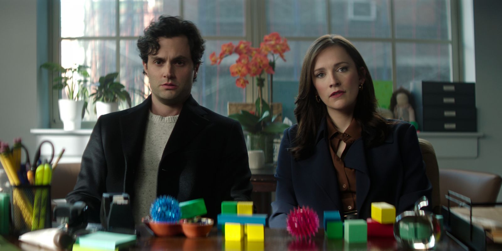 You. (L to R) Penn Badgley as Joe Goldberg, Charlotte Ritchie as Kate Lockwood in episode 502 of You.(Photo:Netflix《安眠書店》劇照)