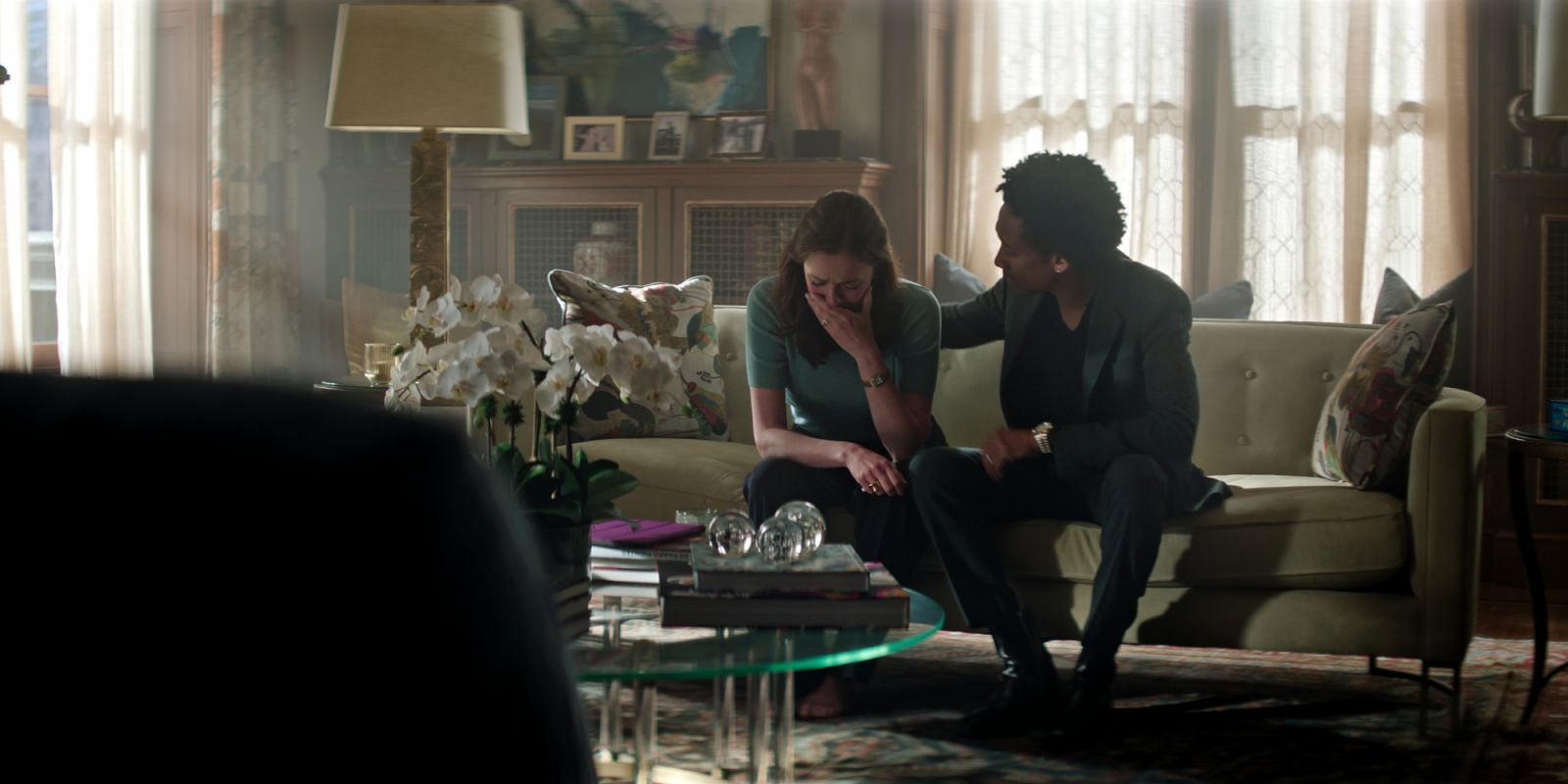 You. (L to R) Charlotte Ritchie as Kate Lockwood, Griffin Matthews as Teddy Lockwood in episode 505 of You. (Photo:Netflix《安眠書店》劇照)
