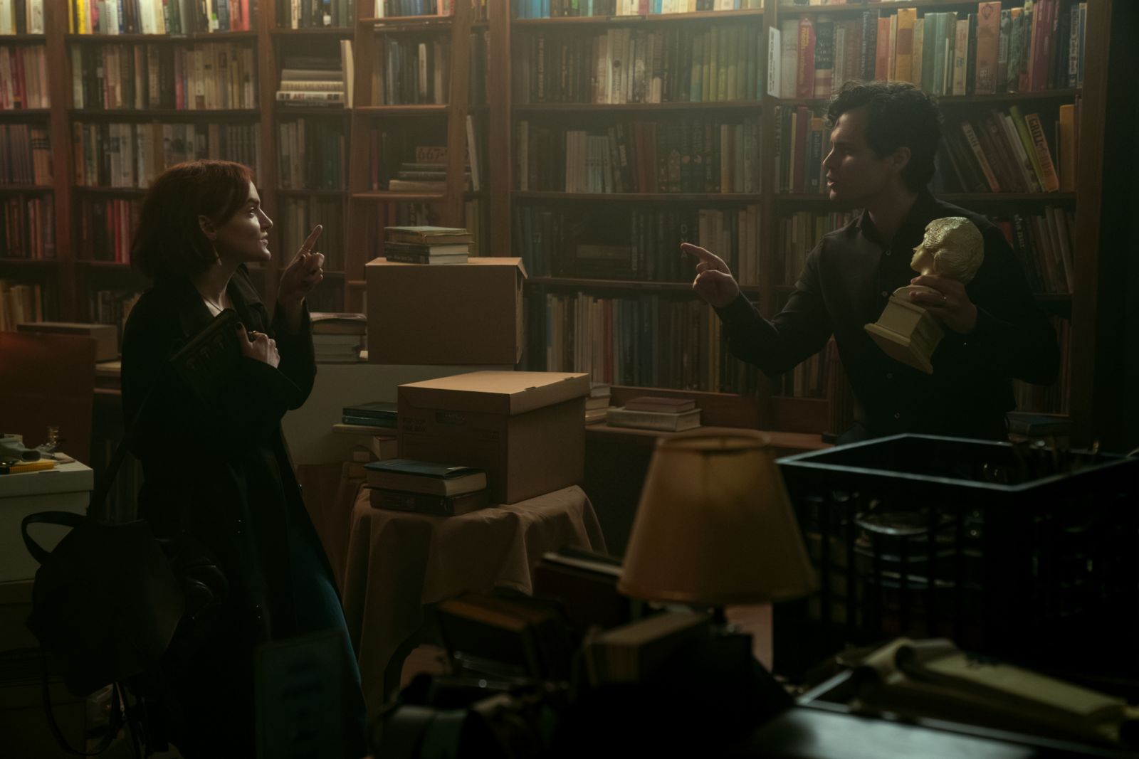 You. (L to R) Madeline Brewer as Bronte, Penn Badgley as Joe Goldberg in episode 501 of You. (Photo:Netflix《安眠書店》劇照)