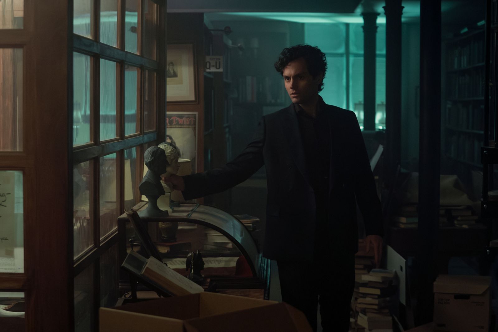 You. Penn Badgley as Joe Goldberg in episode 501 of You.(Photo:Netflix《安眠書店》劇照)