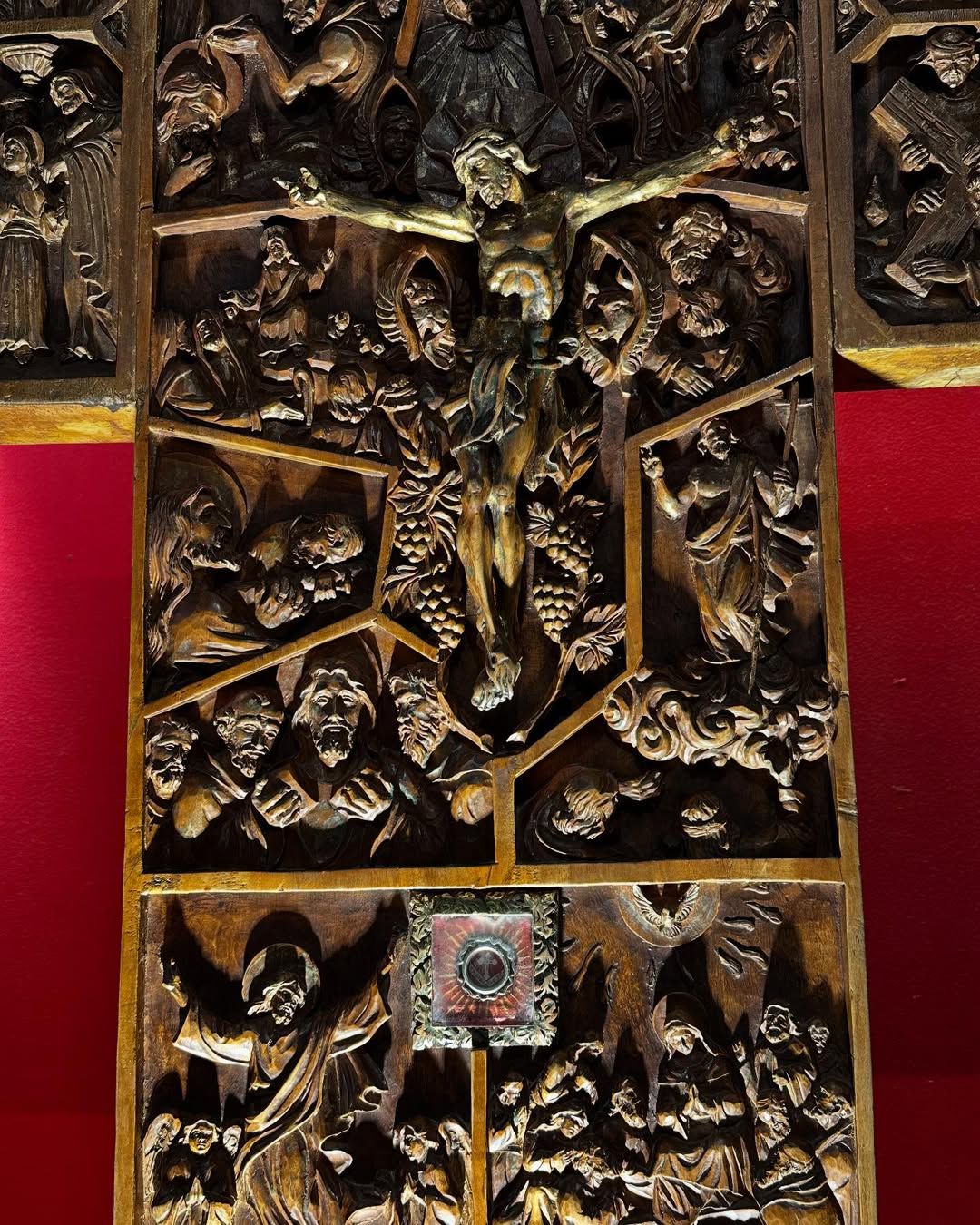 The Shard of the True Cross relic on the Jubilee Cross at the Manila Cathedral (Photo: Instagram/Tina Panganiban-Perez)