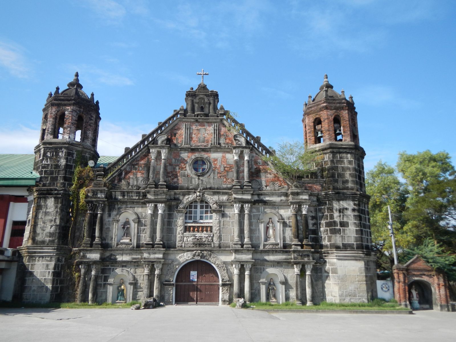 The facade of the Santa Monica Parish Church which holds a first-class relic (Photo: Wikimedia Commons/Ramon FVelasquez)