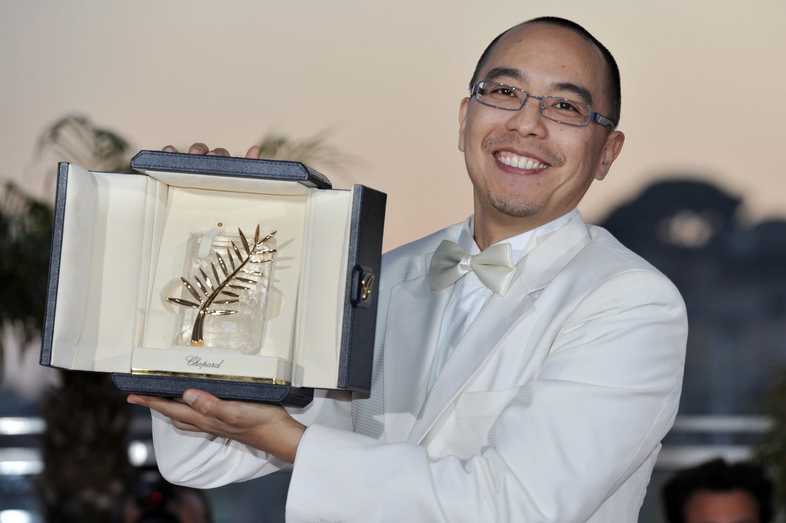 อภิชาติพงศ์ วีระเศรษฐกุล กับการคว้ารางวัลปาล์มทองคำ หรือ Palme d’Or จากภาพยนตร์ ลุงบุญมีระลึกชาติ (Uncle Boonmee Who Can Recall His Past Lives) (2010) (ภาพ: Eddy LEMAISTRE/Corbis via Getty Images)