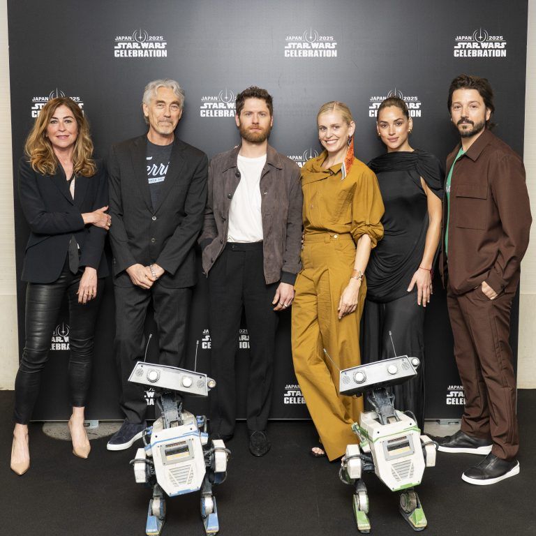 Cast and crew of Andor: Sanne Wohlenberg, Tony Gilroy, Kyle Soller, Denise Gough, Adria Arjona and Diego Luna pose for a photo backstage during Star Wars Celebration (Photo: The Walt Disney Company)