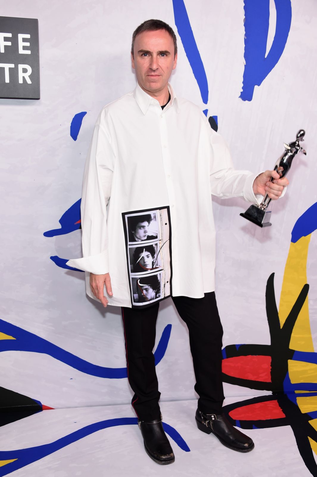 Raf Simons dons a shirt from his collaboration with the Robert Mapplethorpe Foundation at the 2017 CFDA Fashion Awards (Photo: Dimitrios Kambouris/Getty Images)
