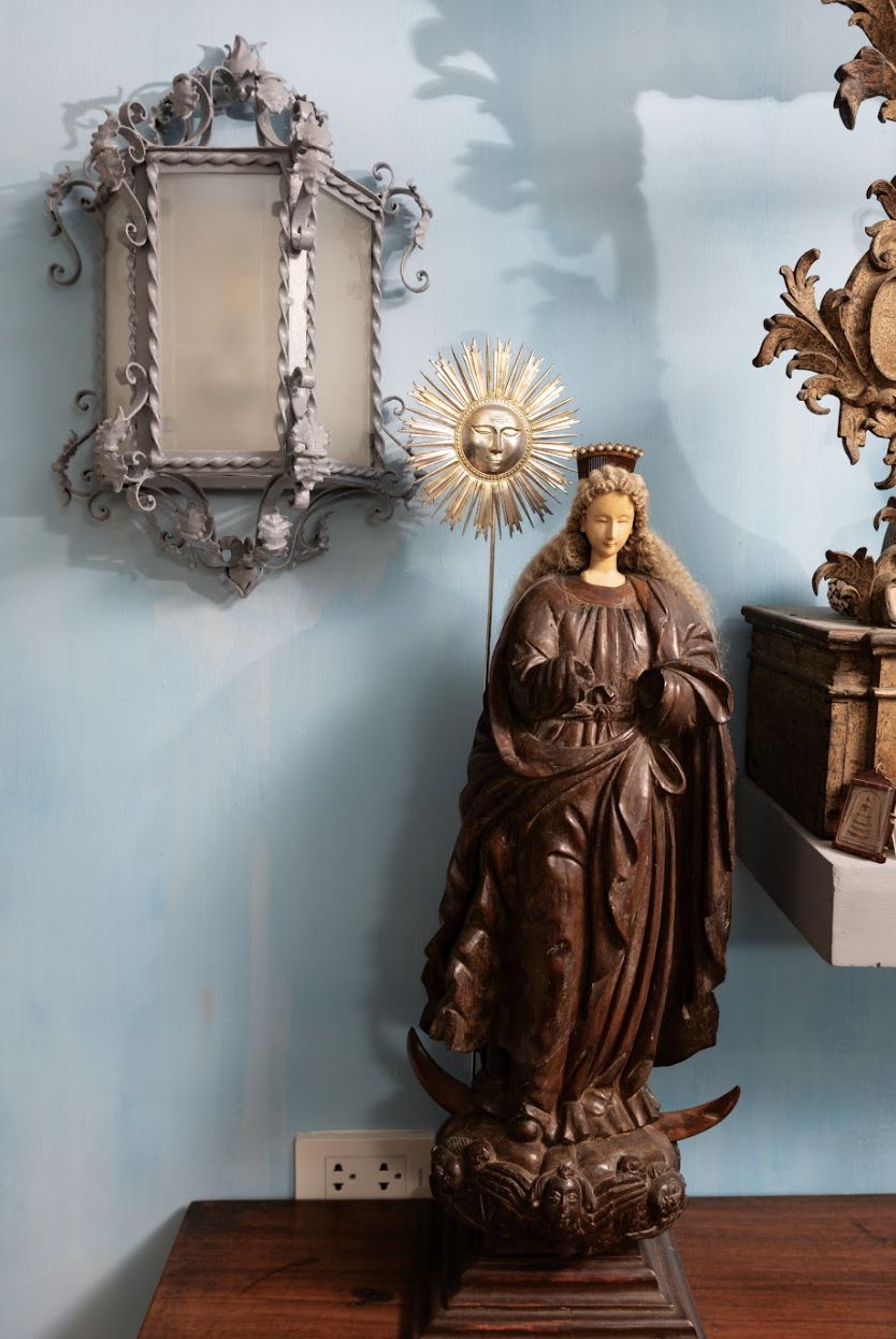 An 18th-century ivory and molave Madonna anchors the
antique mesa altar (Photo: Jinggo Montenejo)